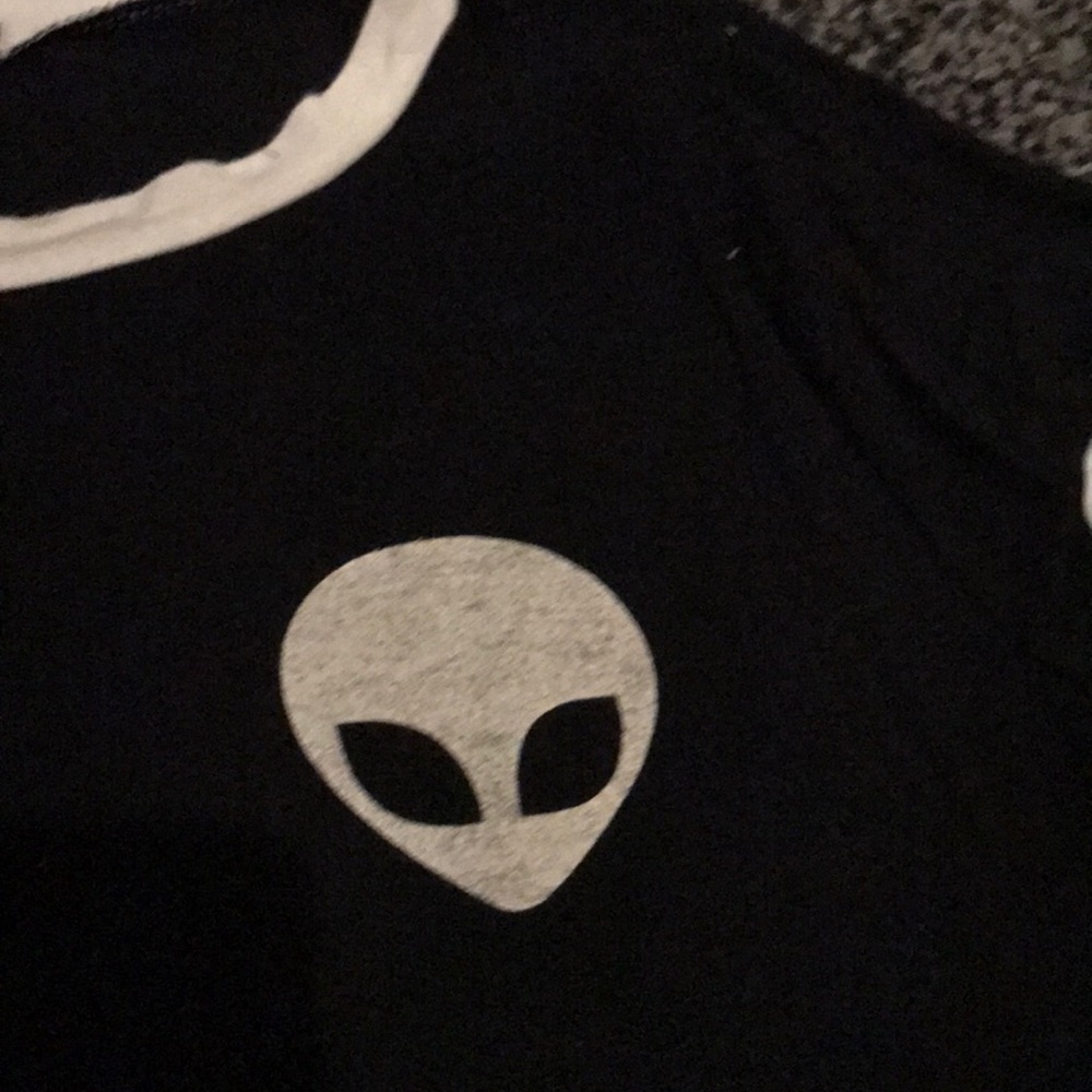 White and black alien shirt - Picture 2 of 2
